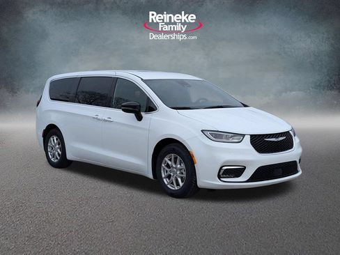 Used 2025 Chrysler Pacifica Select FWD image 3