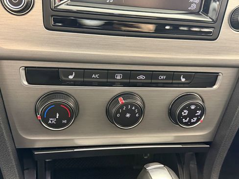 Used 2015 Volkswagen Golf SE w/ Lighting Package image 30