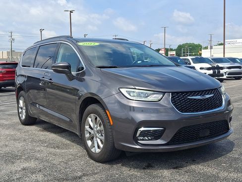 Used 2022 Chrysler Pacifica Touring-L AWD/4WD image 3