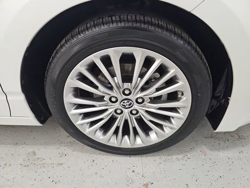 Used 2019 Toyota Avalon Limited image 8