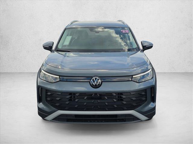 Used 2025 Volkswagen Tiguan SE FWD image 2