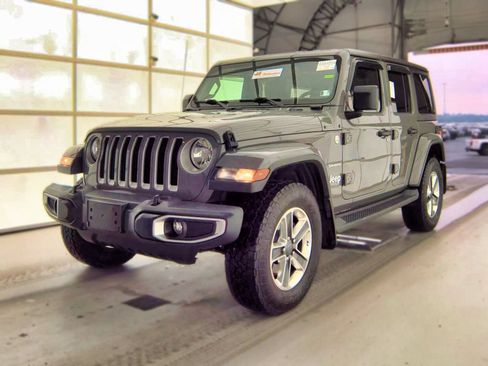 Used 2018 Jeep Wrangler Unlimited Sahara AWD/4WD image 2