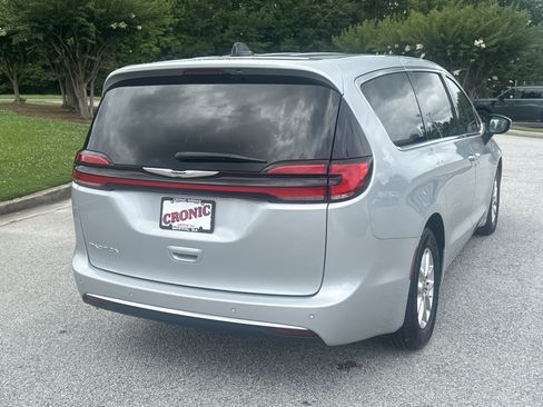 Used 2023 Chrysler Pacifica Touring-L FWD image 5