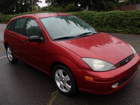 Used 2004 Ford Focus ZX5 Hatchback FWD image 2