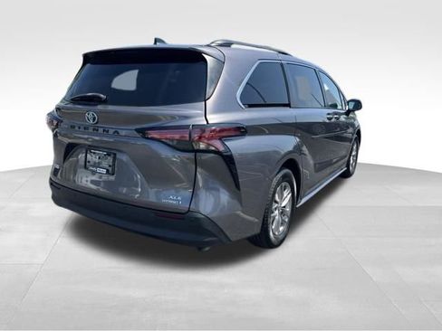 Used 2022 Toyota Sienna XLE w/ XLE Plus Package FWD image 7
