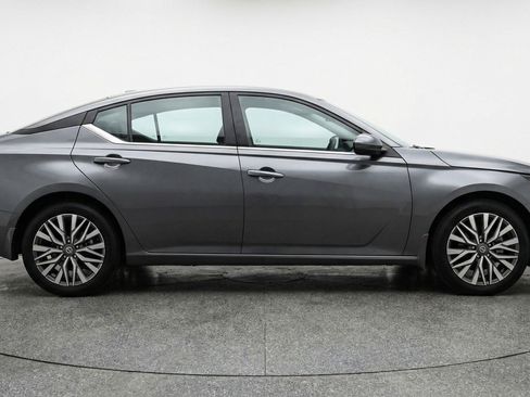 Used 2025 Nissan Altima 2.5 SV image 11