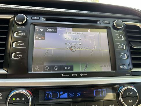 Used 2018 Toyota Highlander XLE FWD image 24