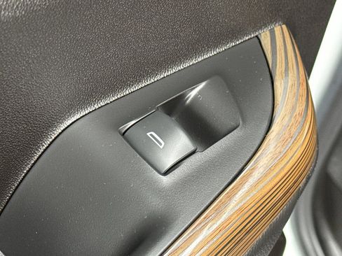 Used 2023 GMC Acadia SLE w/ Driver Convenience Package image 31