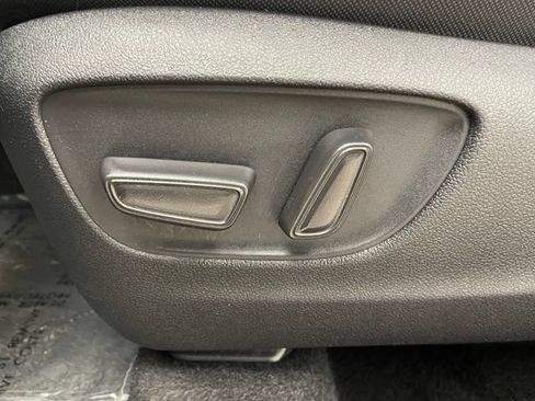Used 2024 Toyota Highlander LE AWD/4WD image 11