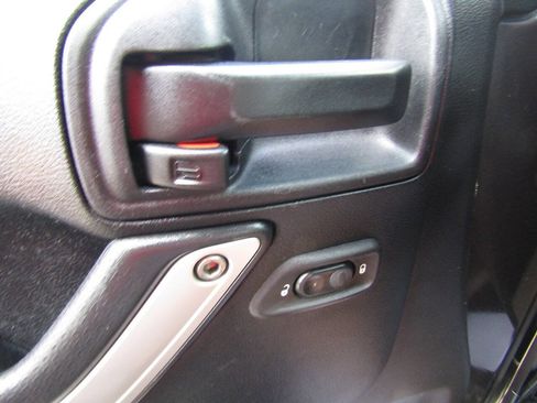 Used 2016 Jeep Wrangler Unlimited Rubicon AWD/4WD image 9