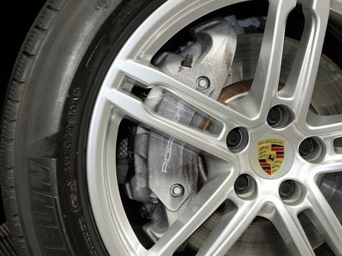 Certified 2021 Porsche Macan AWD/4WD image 17