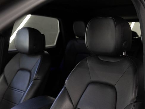 Used 2023 Porsche Cayenne AWD/4WD image 13