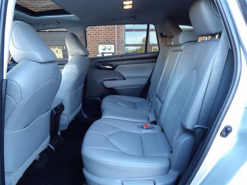 Used 2022 Toyota Highlander XLE image 13