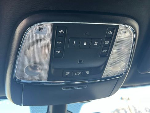 Used 2019 Jeep Grand Cherokee Overland AWD/4WD image 36
