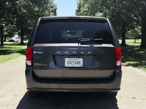 Used 2018 Dodge Grand Caravan SE FWD image 5