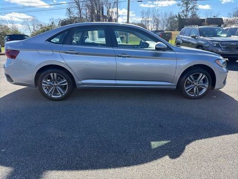 Used 2024 Volkswagen Jetta SE image 1