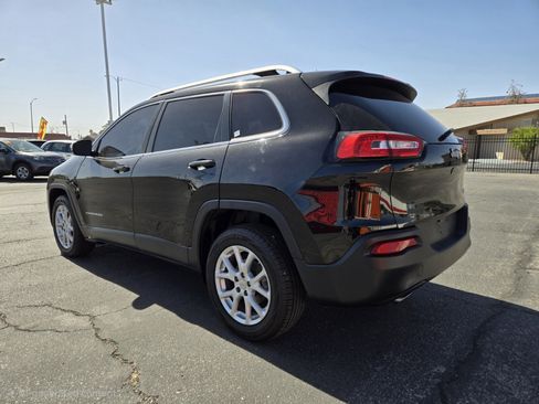 Used 2017 Jeep Cherokee Latitude FWD image 3