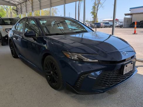Used 2025 Toyota Camry SE image 2