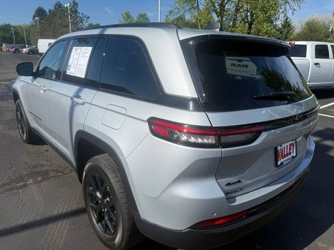 Certified 2024 Jeep Grand Cherokee Altitude AWD/4WD image 6