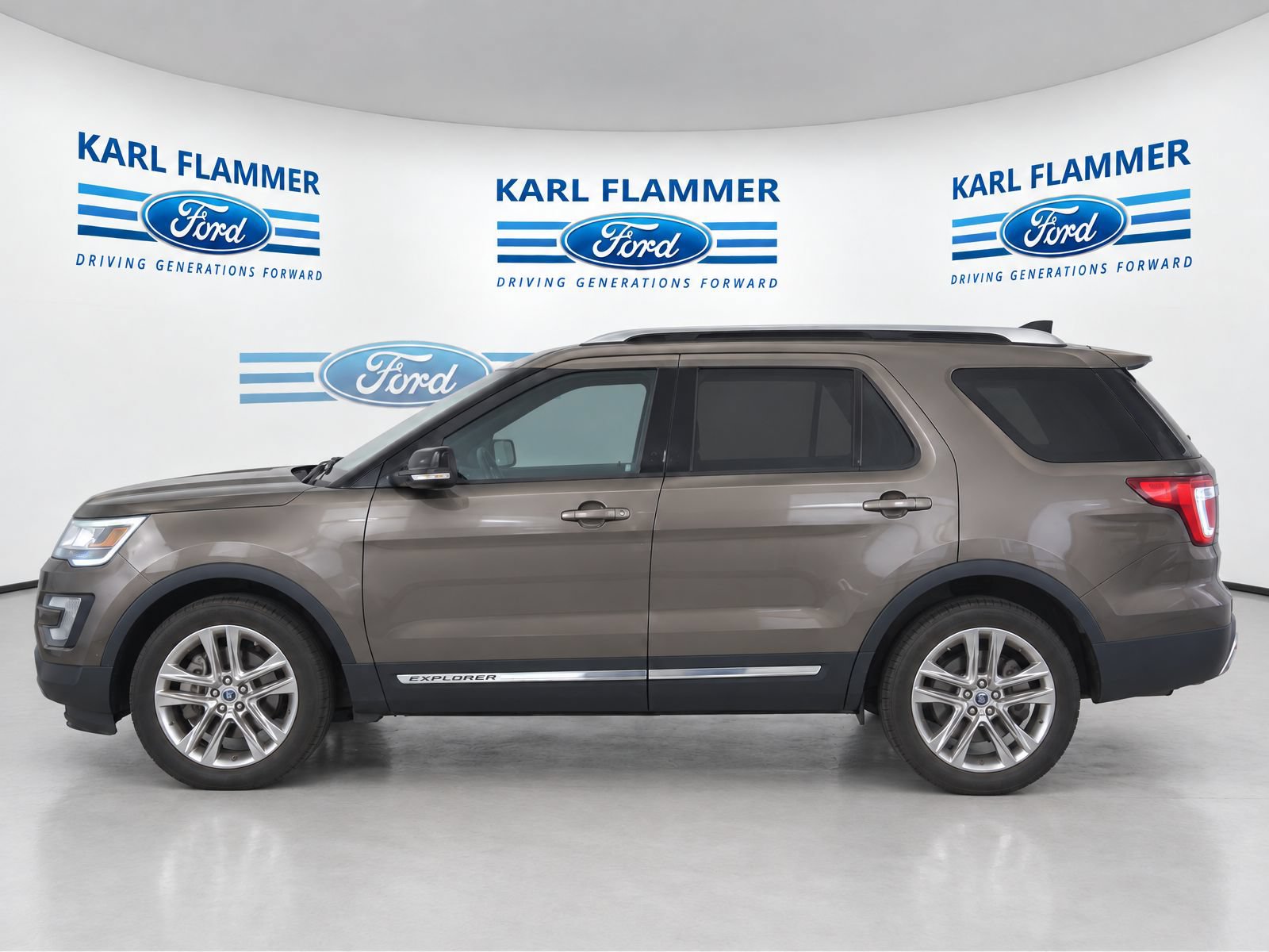 Used 2016 Ford Explorer XLT w/ Equipment Group 202A AWD/4WD image 6