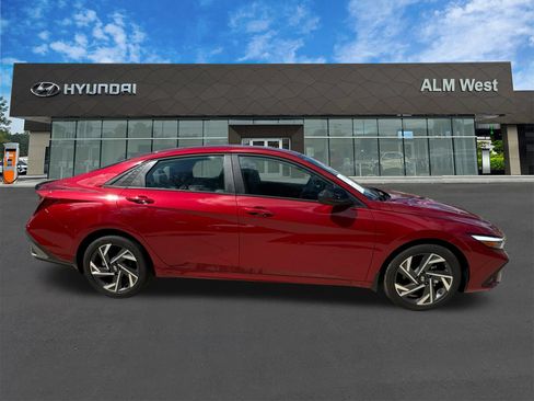 Used 2025 Hyundai Elantra Sport FWD image 4