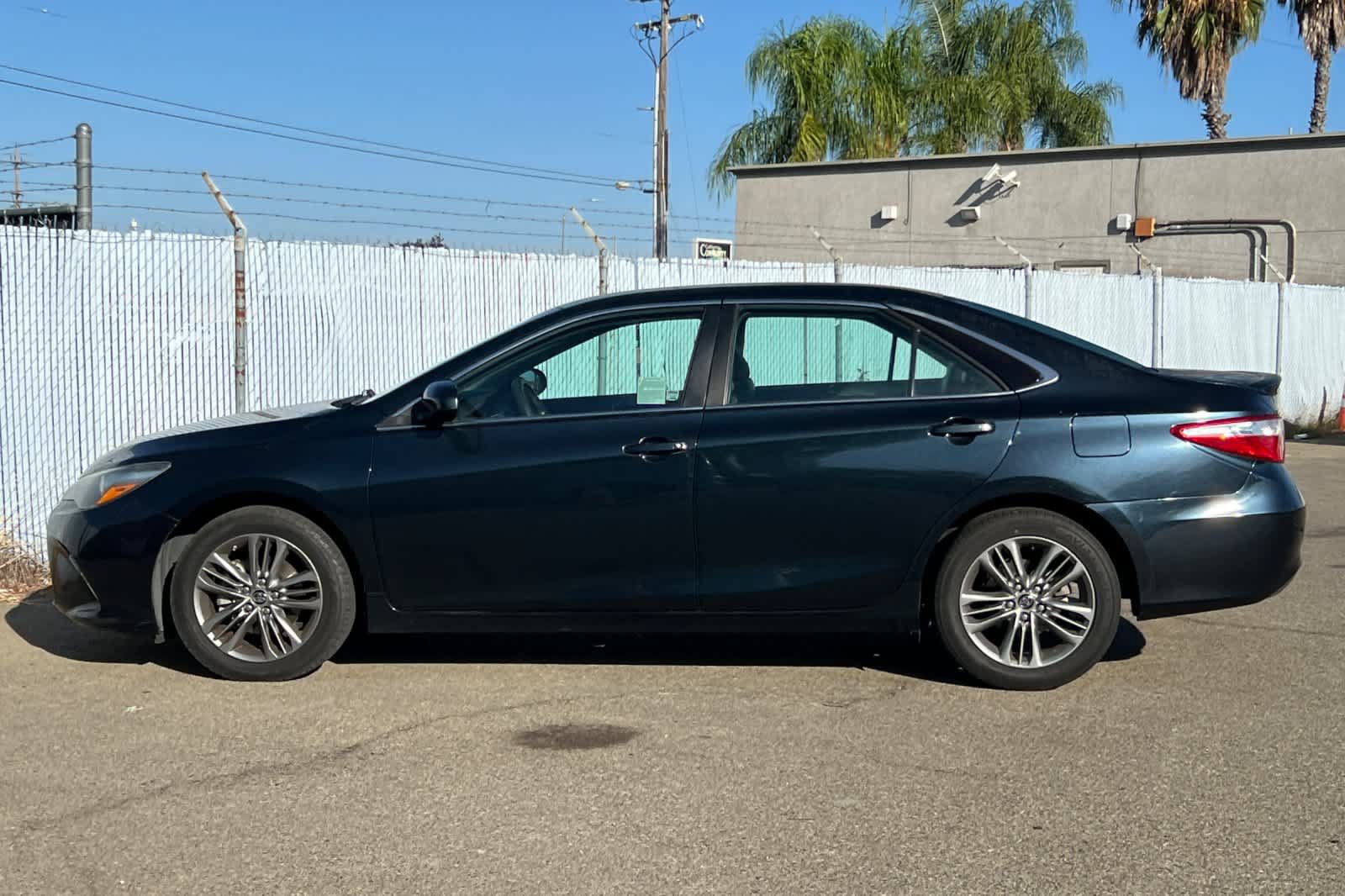 Used 2016 Toyota Camry SE FWD image 2