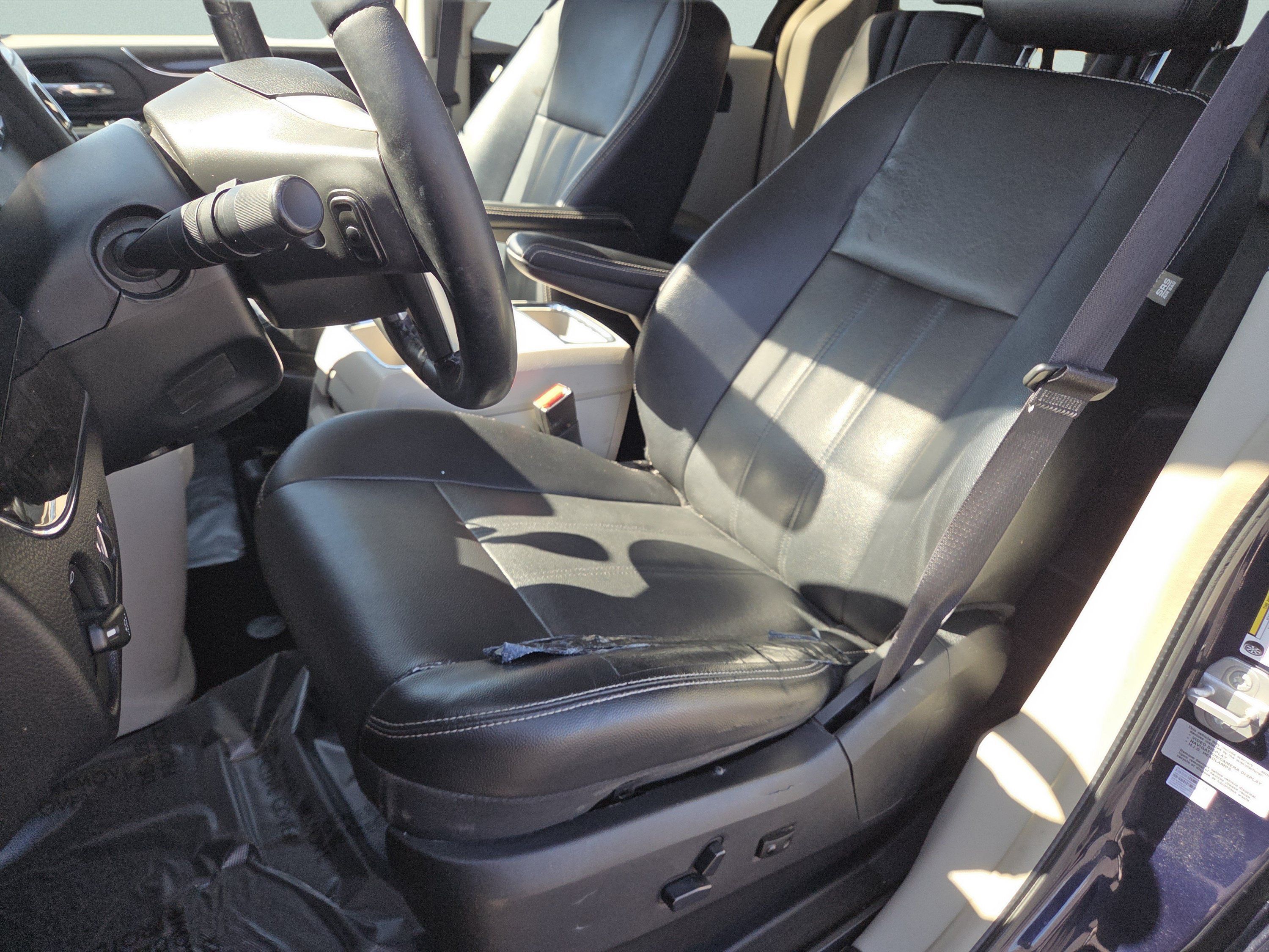Used 2015 Chrysler Town & Country Touring FWD image 6