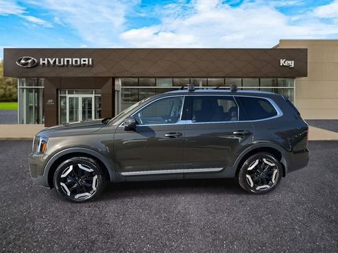 Used 2024 Kia Telluride EX w/ EX Captain's Chair Package image 3