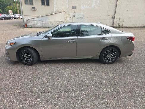 Used 2016 Lexus ES 350 w/ Premium Package w/Wood Trim FWD image 4