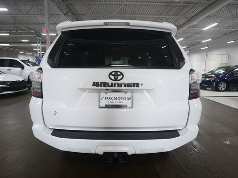 Used 2020 Toyota 4Runner SR5 AWD/4WD image 27