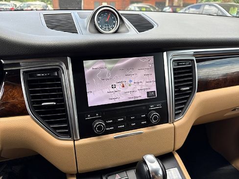 Used 2018 Porsche Macan S image 21