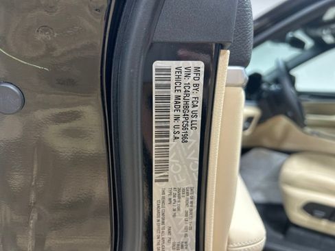 Used 2023 Jeep Grand Cherokee Limited AWD/4WD image 4