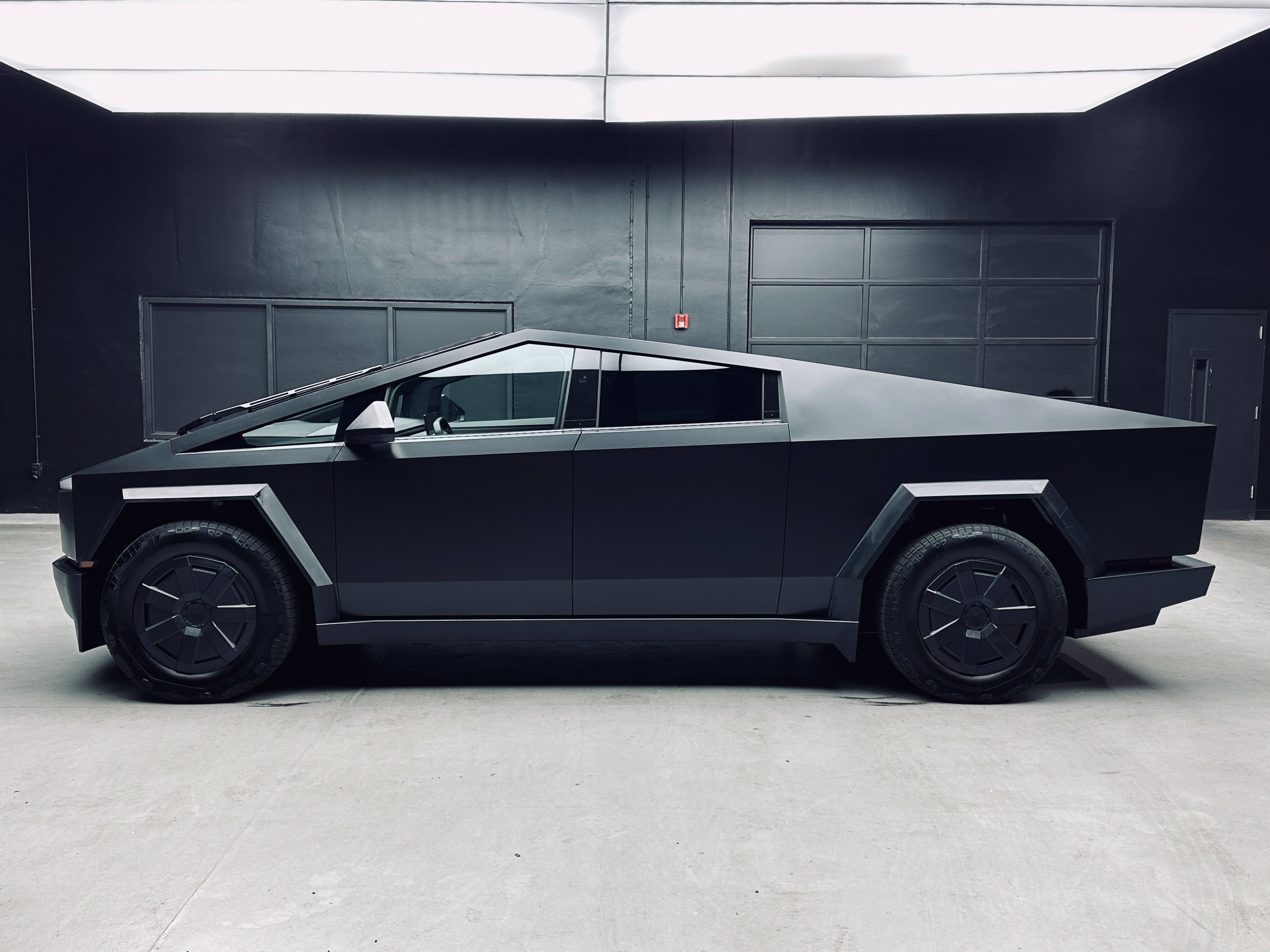 Used 2025 Tesla Cybertruck AWD Crew Cab image 4