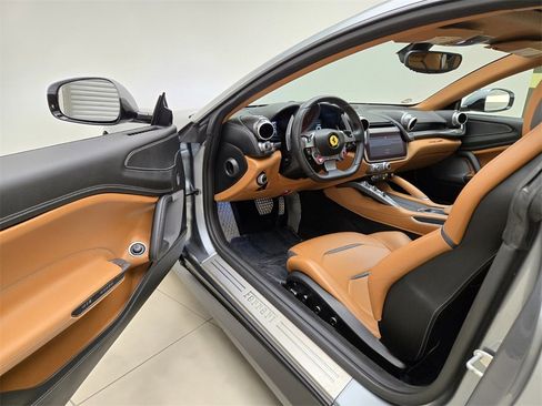 Used 2017 Ferrari GTC4Lusso image 17