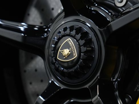 Used 2024 Lamborghini Huracan EVO image 32