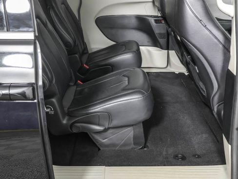 Used 2022 Chrysler Pacifica Touring-L image 41