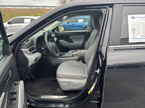 Used 2023 Toyota Highlander L image 16
