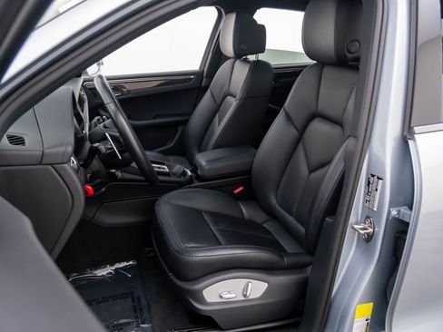 Used 2022 Porsche Macan S w/ Premium Package image 16
