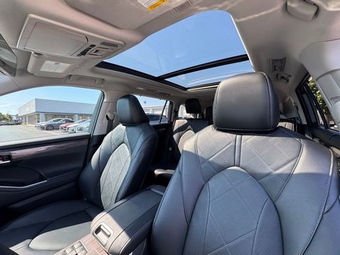 Used 2024 Toyota Highlander Platinum FWD image 19
