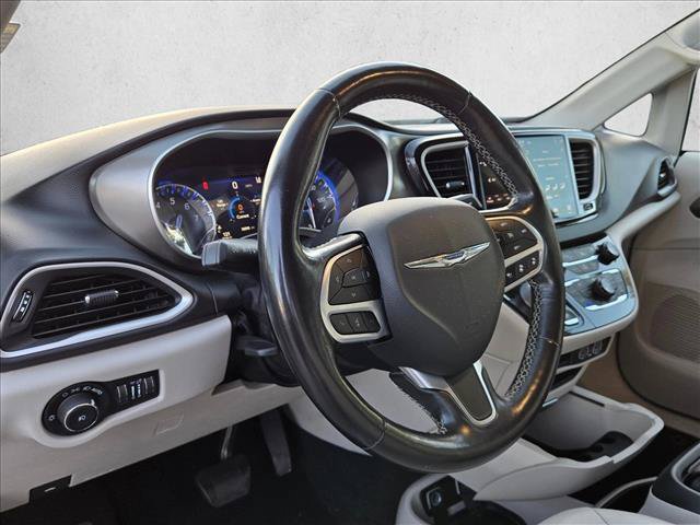 Used 2021 Chrysler Pacifica Touring-L FWD image 14