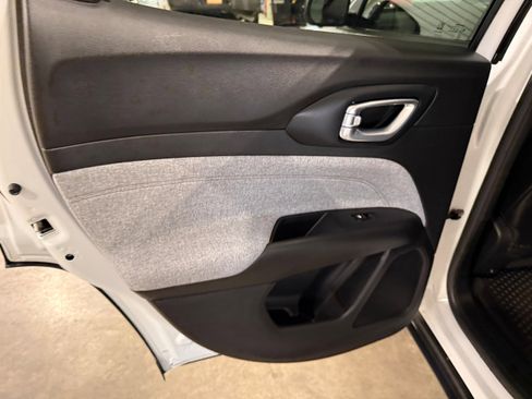 Used 2024 Jeep Compass Latitude image 35