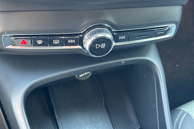 Certified 2025 Volvo XC40 B5 Core AWD/4WD image 23