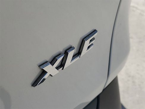 Used 2022 Toyota RAV4 XLE Premium image 9
