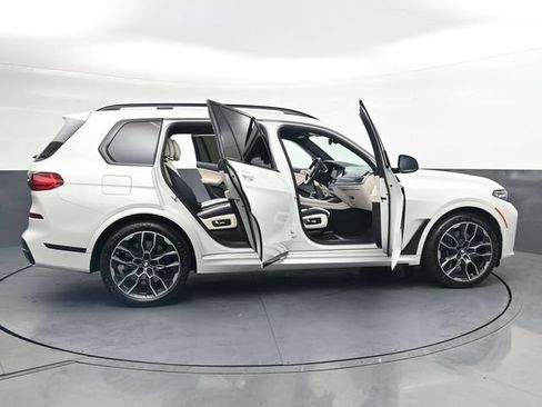 Used 2021 BMW X7 M50i w/ Dynamic Handling Package AWD/4WD image 36