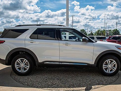 Used 2023 Ford Explorer XLT w/ Equipment Group 202A image 6