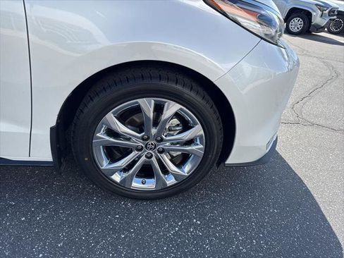 Certified 2023 Toyota Sienna Platinum FWD image 19