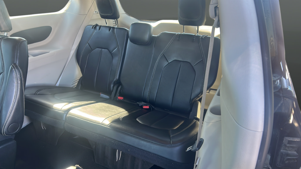 Used 2024 Chrysler Pacifica Touring-L FWD image 16