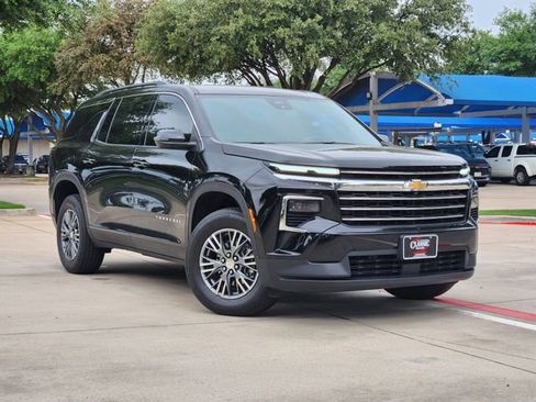 Used 2024 Chevrolet Traverse LT FWD image 2