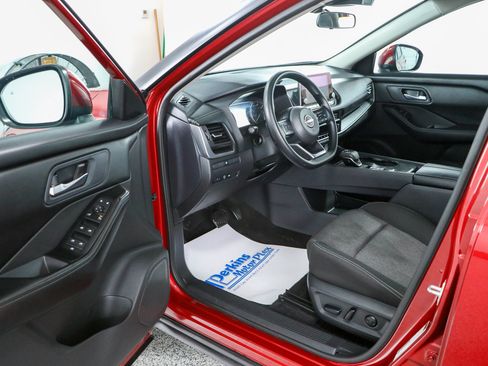 Used 2024 Nissan Rogue SV FWD image 3