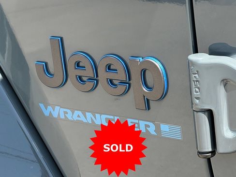 Used 2025 Jeep Wrangler Unlimited Sahara AWD/4WD image 9